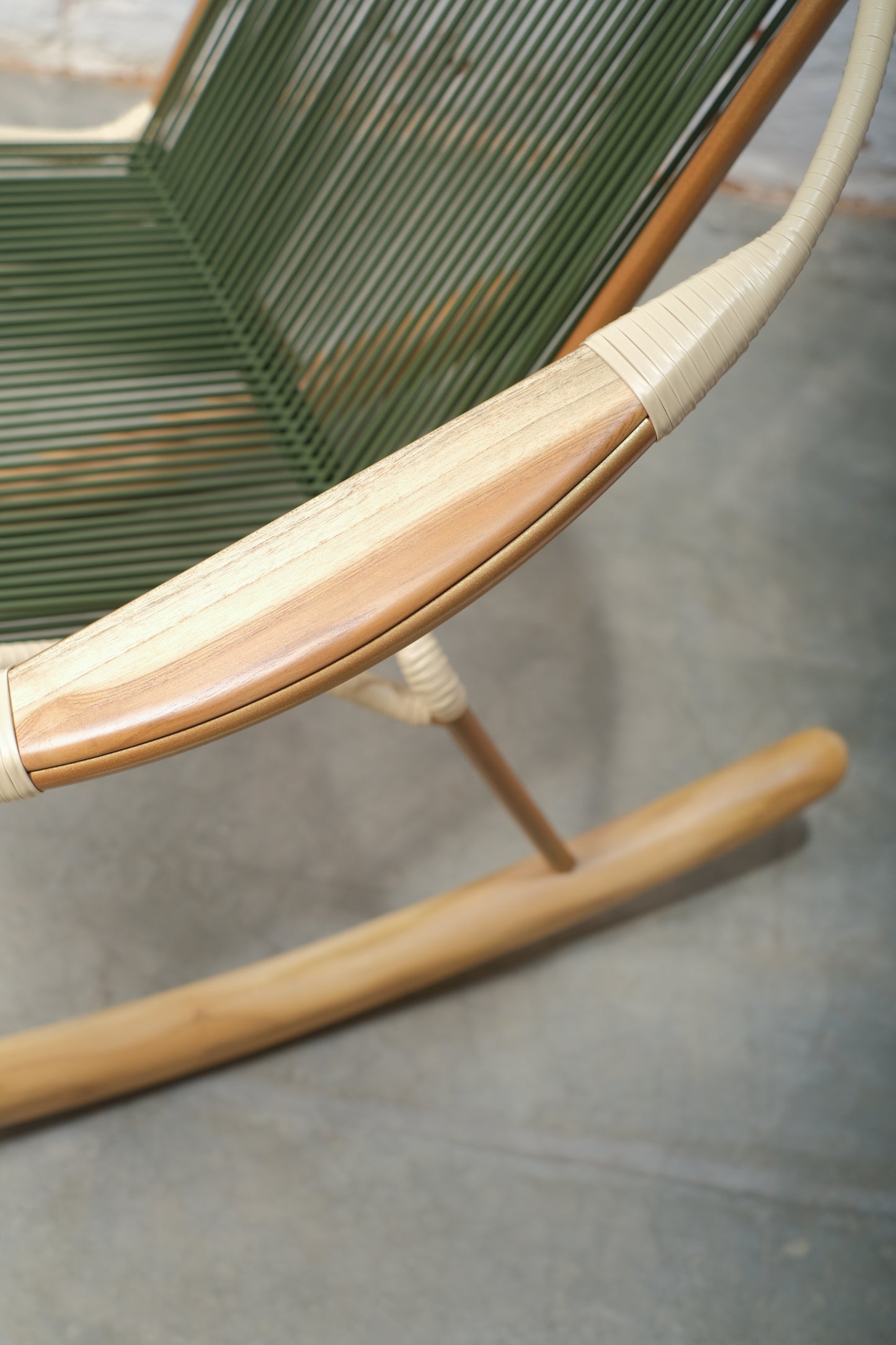 Solido Verde Rocking Chair – Handwoven Modern Outdoor Lounger