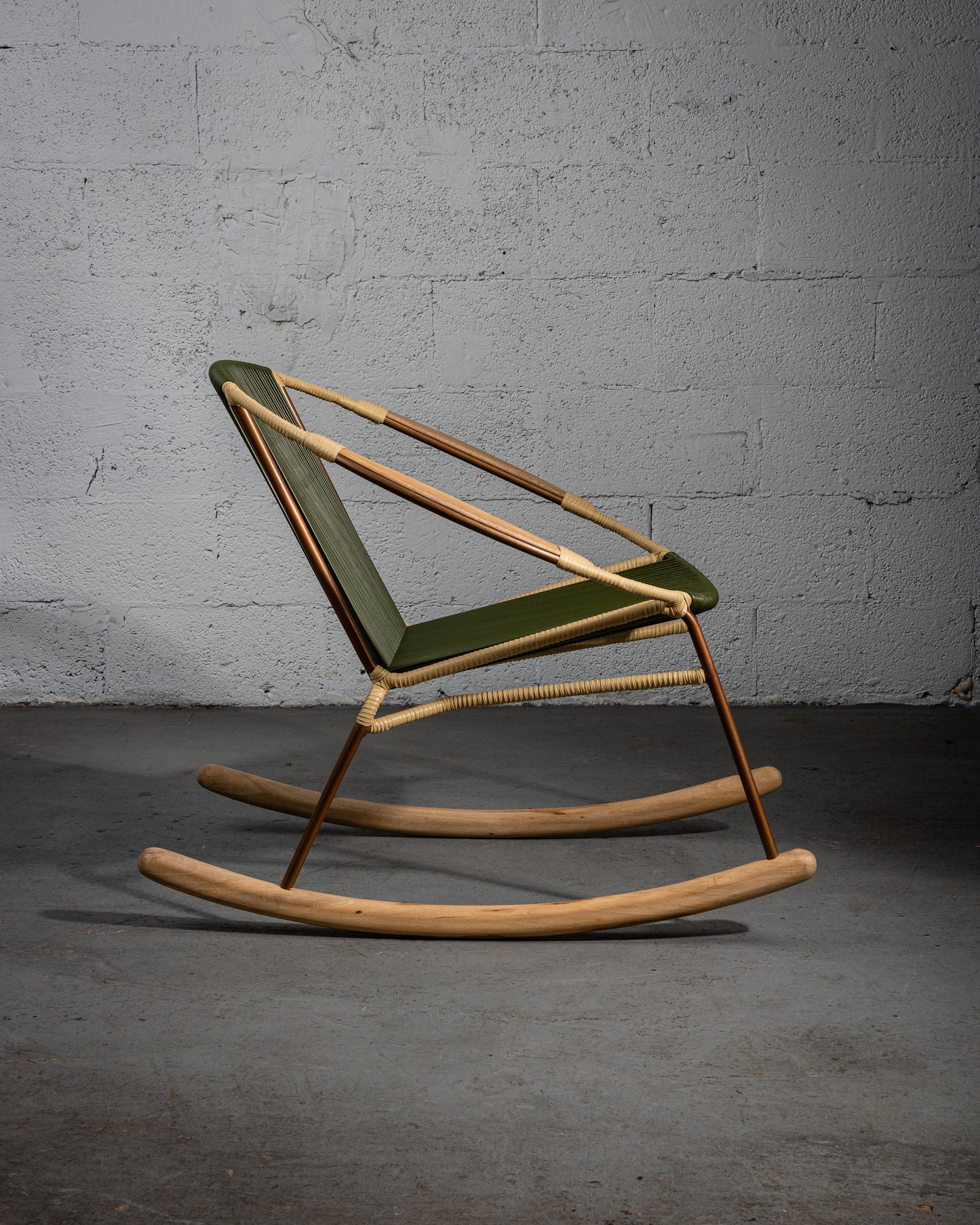 Solido Verde Rocking Chair – Handwoven Modern Outdoor Lounger
